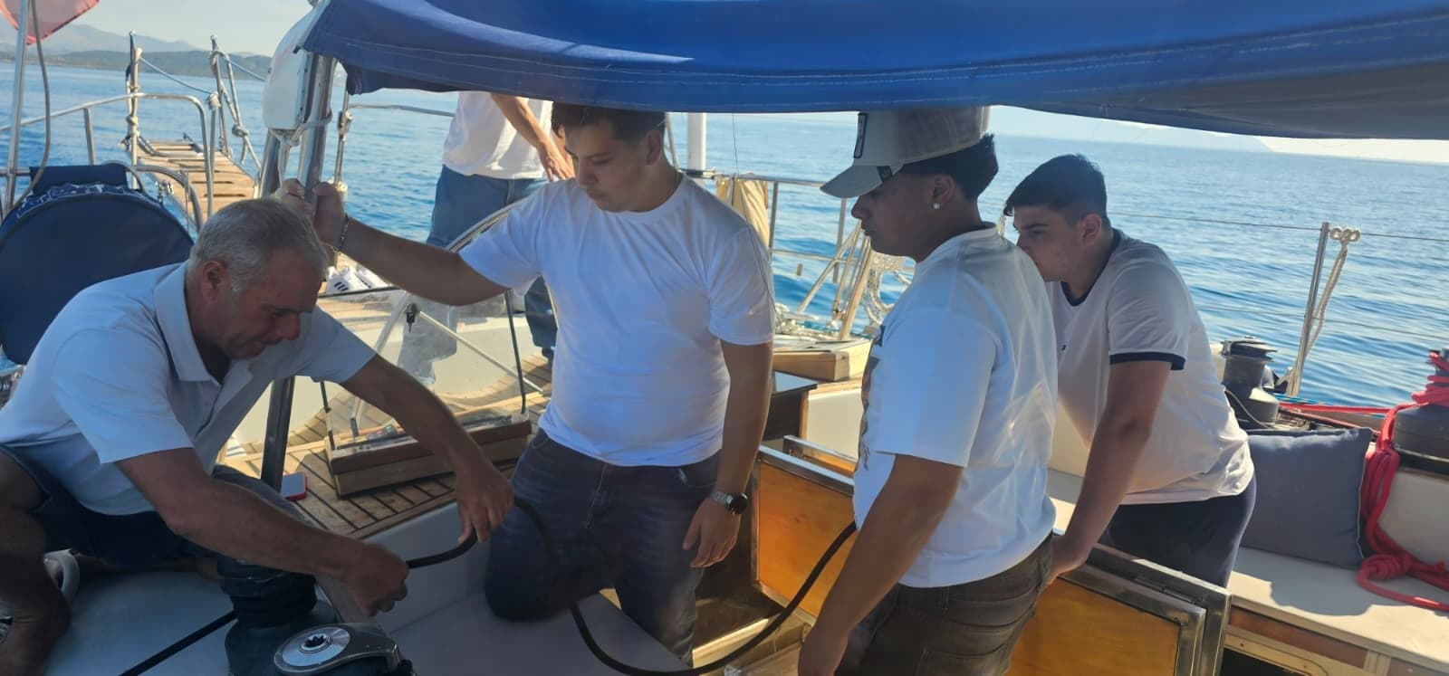 Studenti nel pozzetto di Pelagos insieme allo skipper, in navigazione nel Golfo di Gaeta