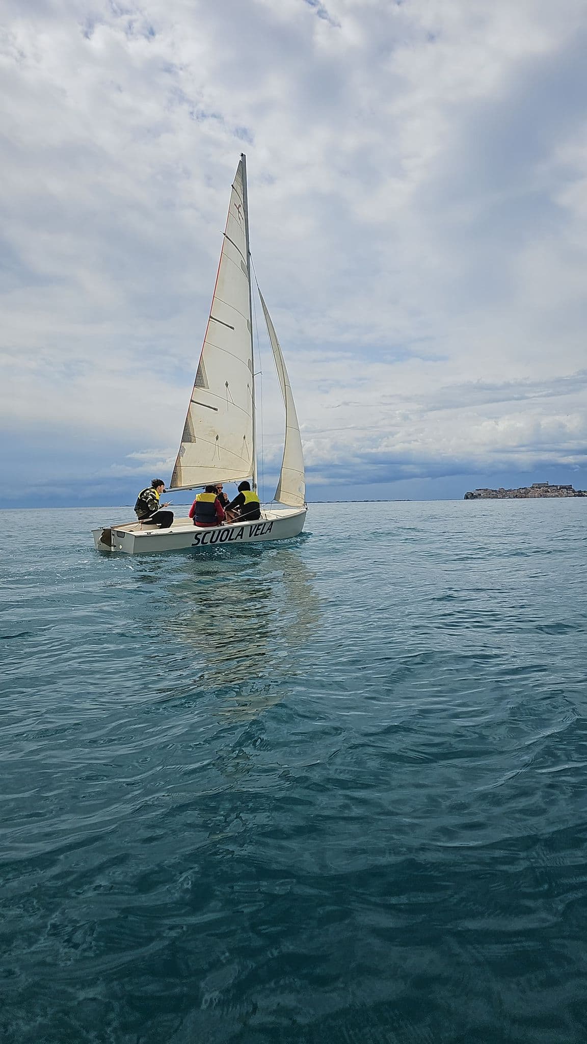 Lezioni di Vela nel Golfo di Gaeta: Un'Esperienza Unica per i Nostri Studenti