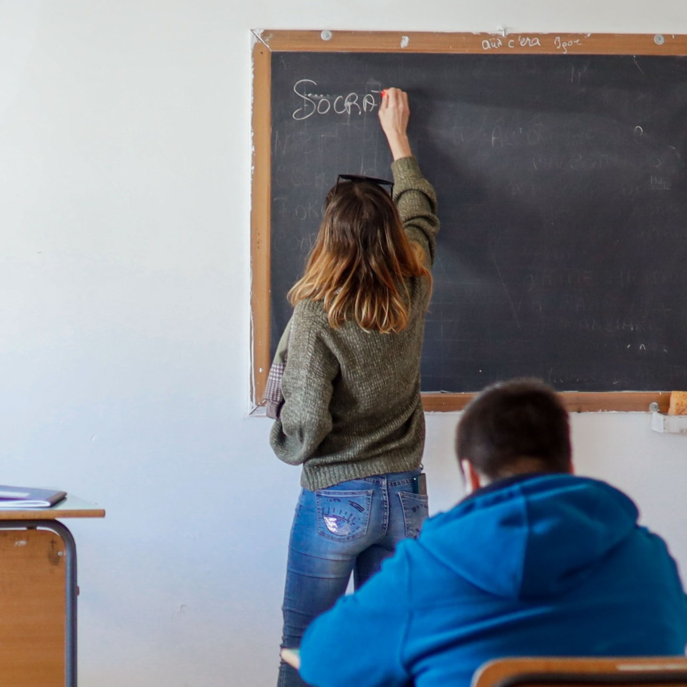 Docente spiega alla lavagna
