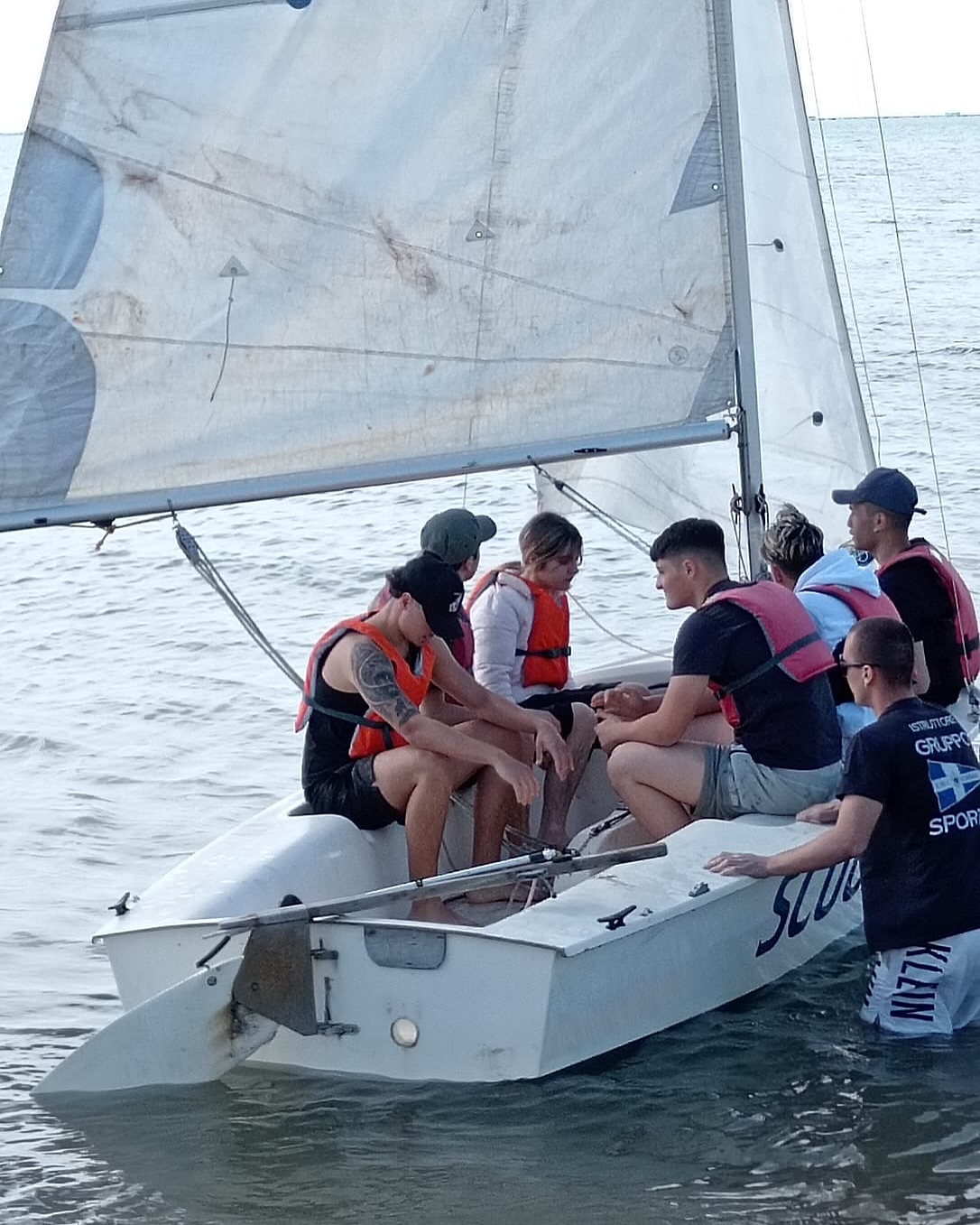 Studenti in barca a vela